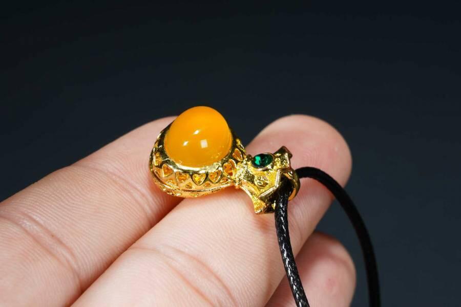 上海都达杂项专场十八（全场包邮） 天然镀金福袋嵌黄玛瑙蛋面挂件 附鉴定证书