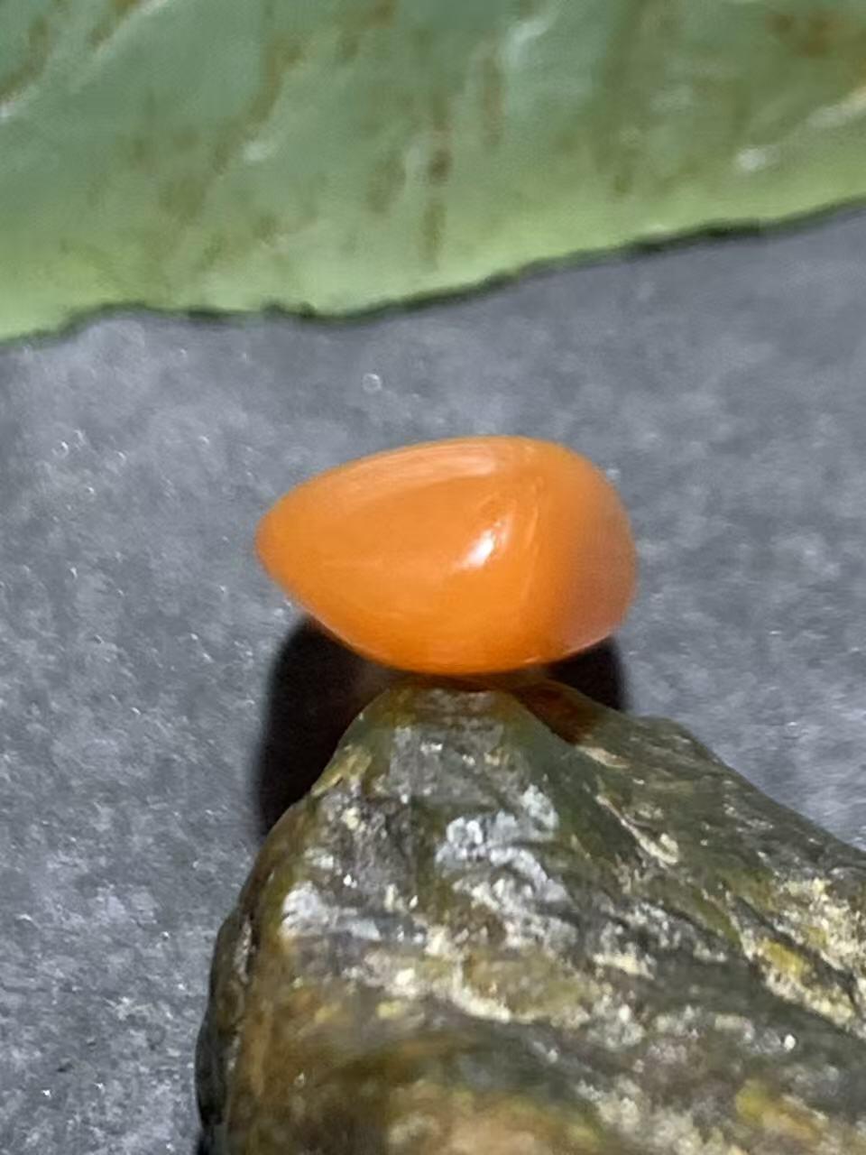 精美川料樱桃红南红玛瑙随形卡子一个，