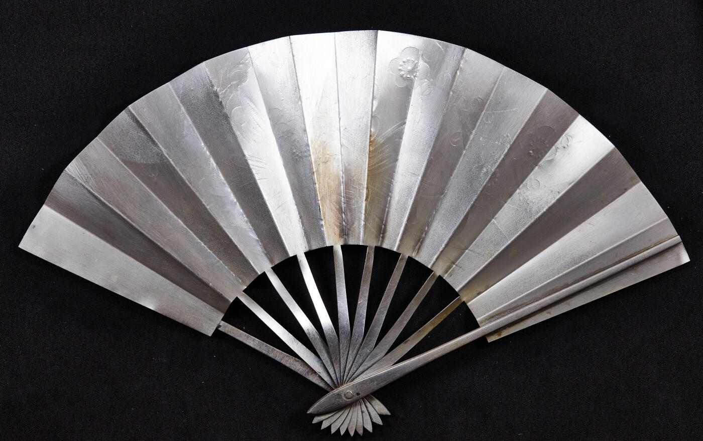 【俄甄集藏】马年新春第一拍 2026年(048)02-25星期三 晚 19:30 全场包邮 日本1950年代错金梅兰菊纯银扇子摆件，埼玉县名家川村秀秋作品，尺寸：250mm×150mm，重量：116.1克，999银