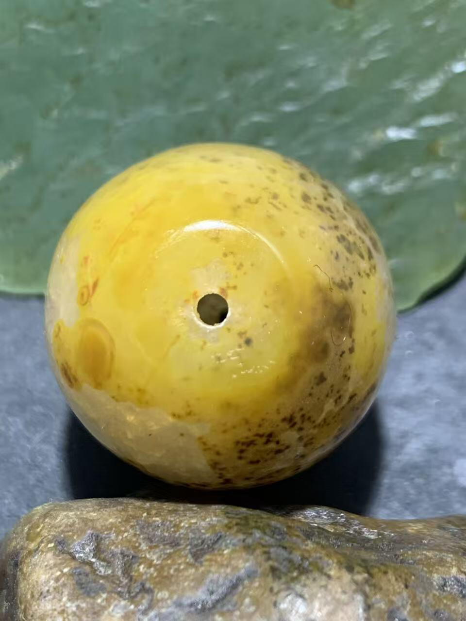 精美冰飘鸡油黄战国红玛瑙随形大桶珠一颗！