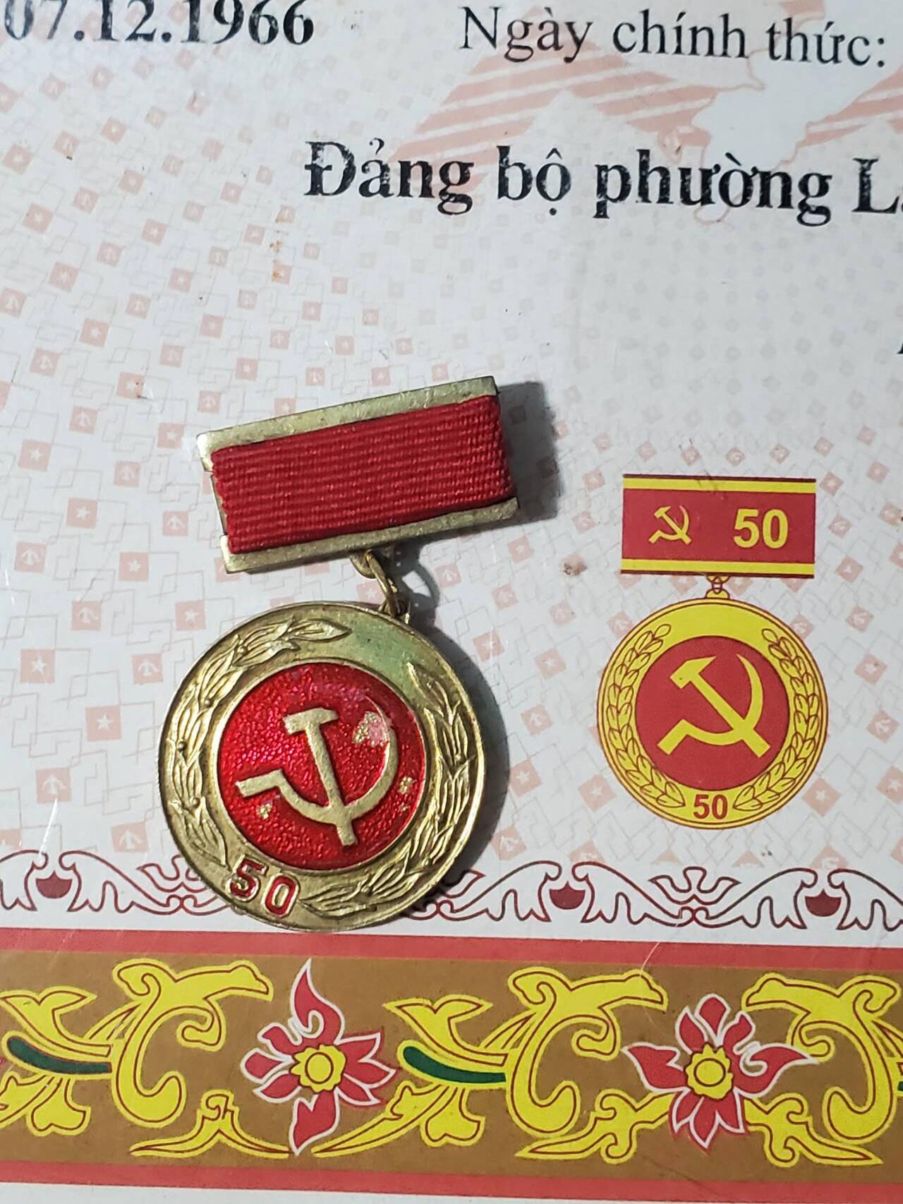 韵星假日军品类拍卖第三十九期暨默多克中校夫妇专场 -- Rimey Holidays Militaria Auction 39 & The Modoks Collection  越南社会主义共和国老干部裴廷宜光荣在党五十年奖章带大证书（带框） 证书少见原配框 奖章为早期铜珐琅版本 品相好