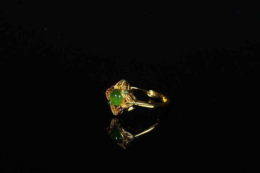 上海都达杂项专场十八（全场包邮） 天然和田玉碧玉蛋面戒指 附鉴定证书