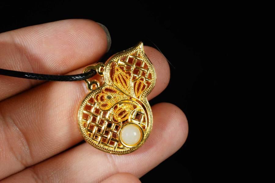 上海都达杂项专场十八（全场包邮） 天然镀金葫芦嵌和田玉蛋面挂件 附鉴定证书