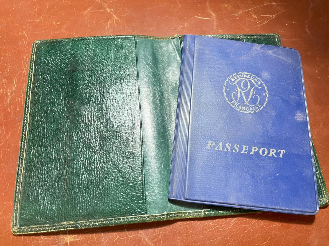 法国老版本过期护照真品原版收藏外皮和内胆（接受交换朝鲜苏联勋章）