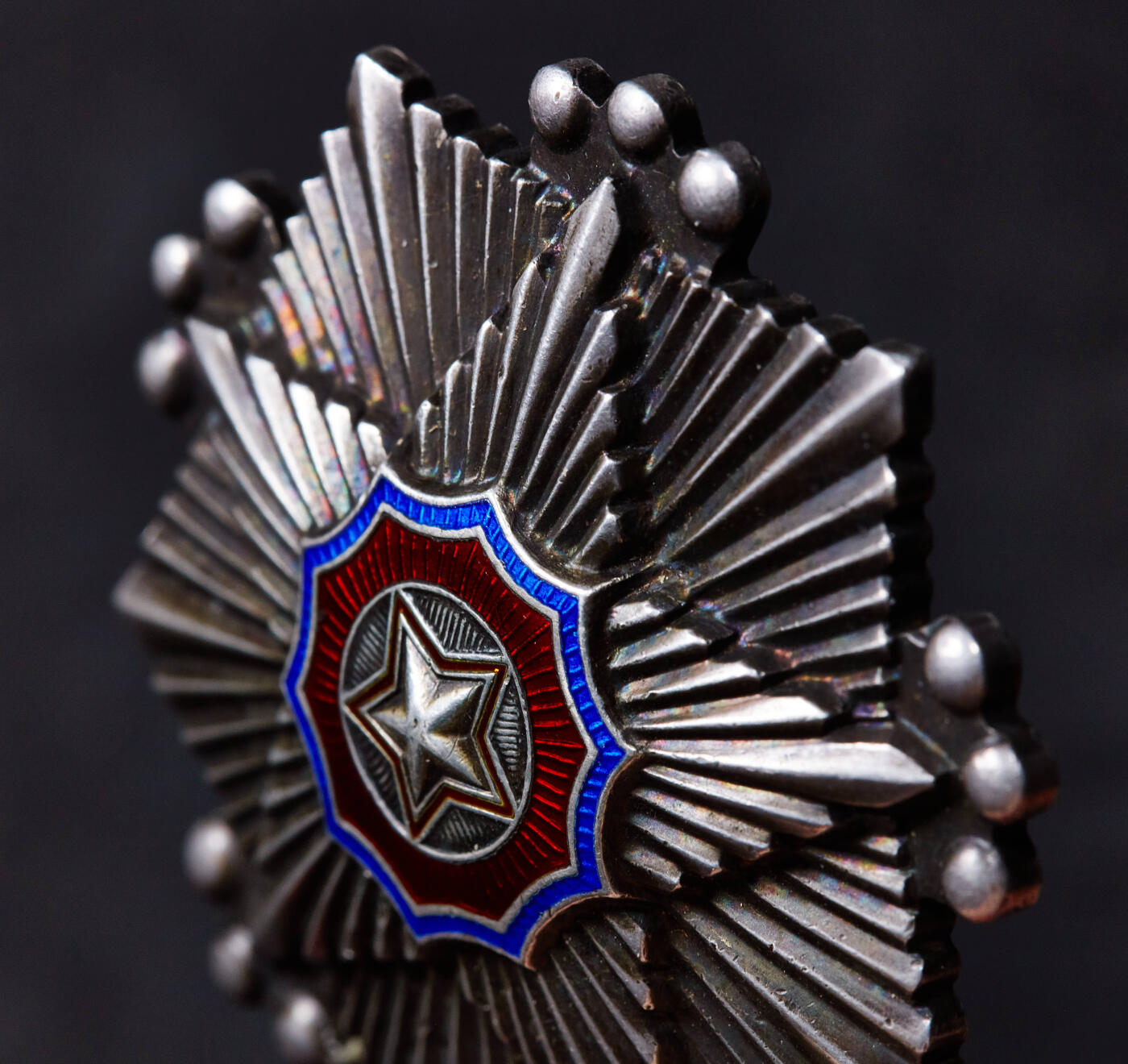 【俄甄集藏】马年新春第一拍 2026年(048)02-25星期三 晚 19:30 全场包邮 朝鲜三级国旗勋章，银质局部珐琅，大轮版，68013号，直径：50mm，重量：45.73克，保存完好，包浆亮眼