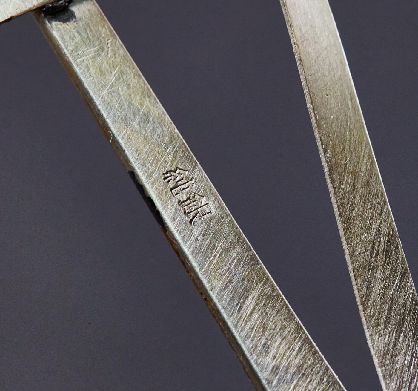 【俄甄集藏】马年新春第一拍 2026年(048)02-25星期三 晚 19:30 全场包邮 日本1950年代错金梅兰菊纯银扇子摆件，埼玉县名家川村秀秋作品，尺寸：250mm×150mm，重量：116.1克，999银