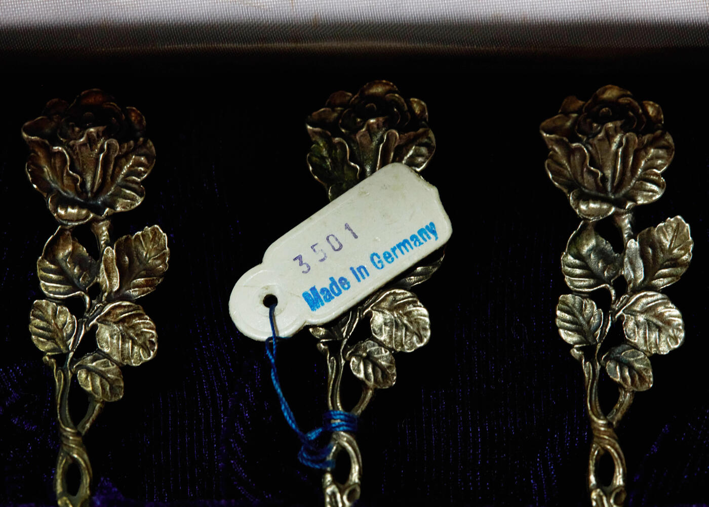 【俄甄集藏】马年新春第一拍 2026年(048)02-25星期三 晚 19:30 全场包邮 德国1970年代著名克里斯多夫·韦德曼银器公司出品“希尔德斯海姆”玫瑰柄经典设计银勺6支一套，原盒，单体长：109mm，总重量：53克，835银，保存完好