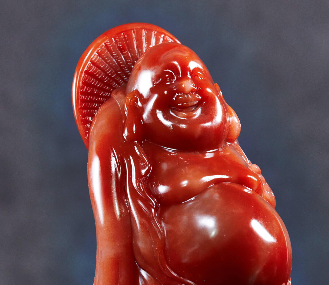 【俄甄集藏】马年新春第一拍 2026年(048)02-25星期三 晚 19:30 全场包邮 精美寿山石天然红芙蓉晶弥勒佛摆件（产地中国福建），高：95mm，厚度：50mm，重量：244.5克，颜色明丽，质地温润如玉，雕工精美，不可多得，带锦盒