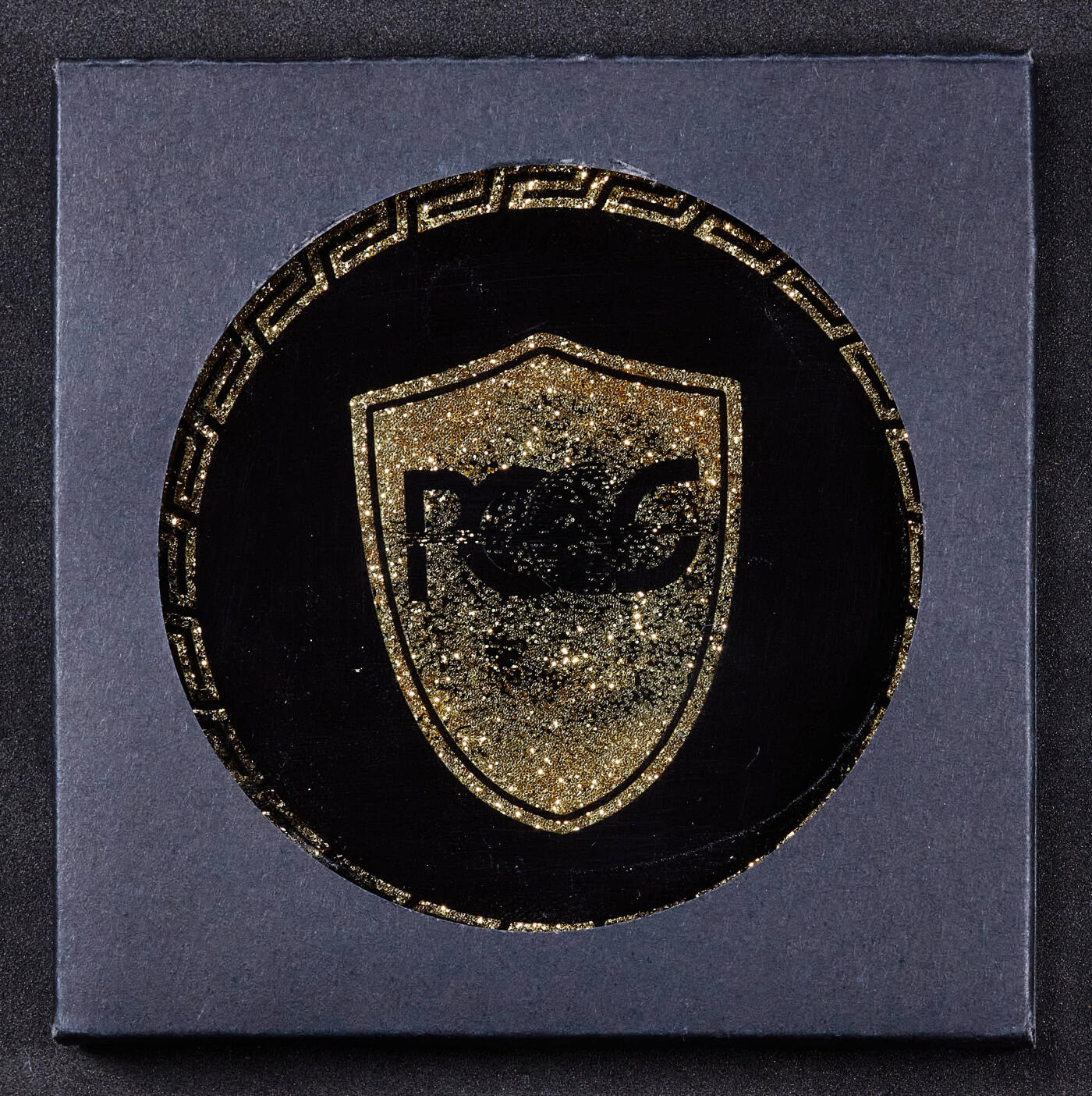 【俄甄集藏】马年新春第一拍 2026年(048)02-25星期三 晚 19:30 全场包邮 PCGS流金沙纪念杯垫 木制底座 款式二