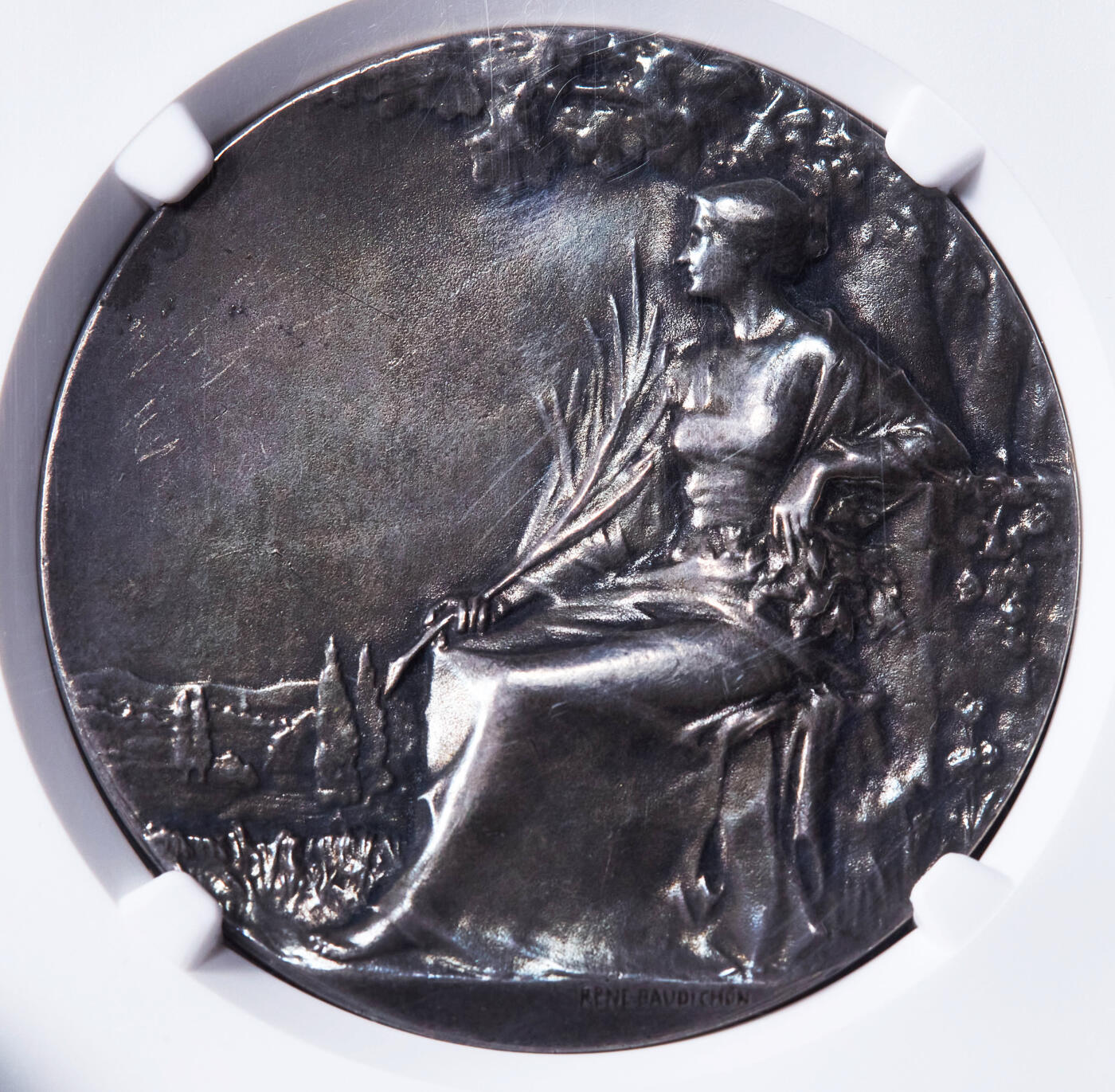 【俄甄集藏】马年新春第一拍 2026年(048)02-25星期三 晚 19:30 全场包邮 法国19世纪新艺术运动时期里斯-奥朗日斯市公社纪念大银章，NGC MS62，著名雕刻家勒内·波迪松作品，设计简约精美，酱彩老包浆，直径41mm