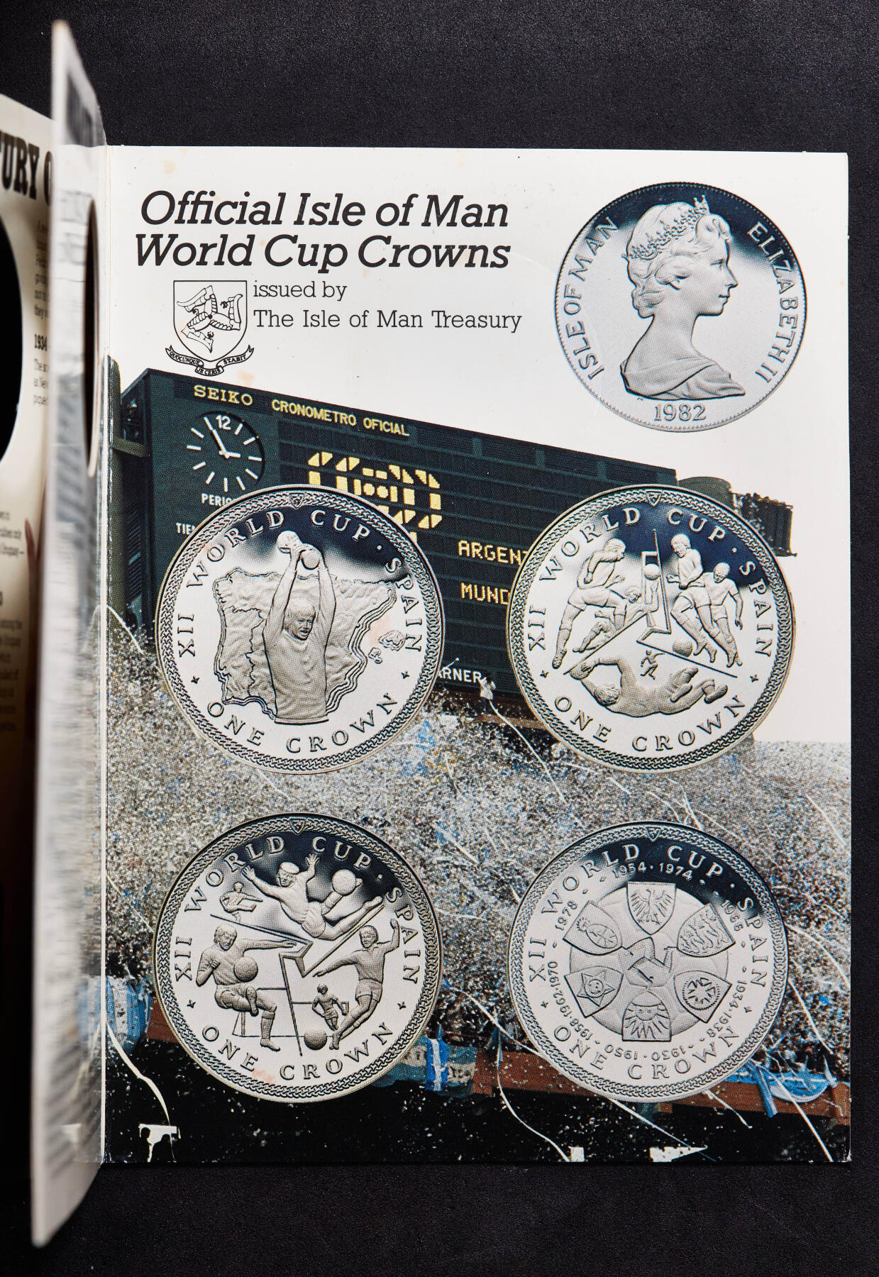 【俄甄集藏】马年新春第一拍 2026年(048)02-25星期三 晚 19:30 全场包邮 英属马恩1982年纪念西班牙世界杯1克朗精制大银币，卡装，重28.28克，925银，发行量15000枚，币有氧化