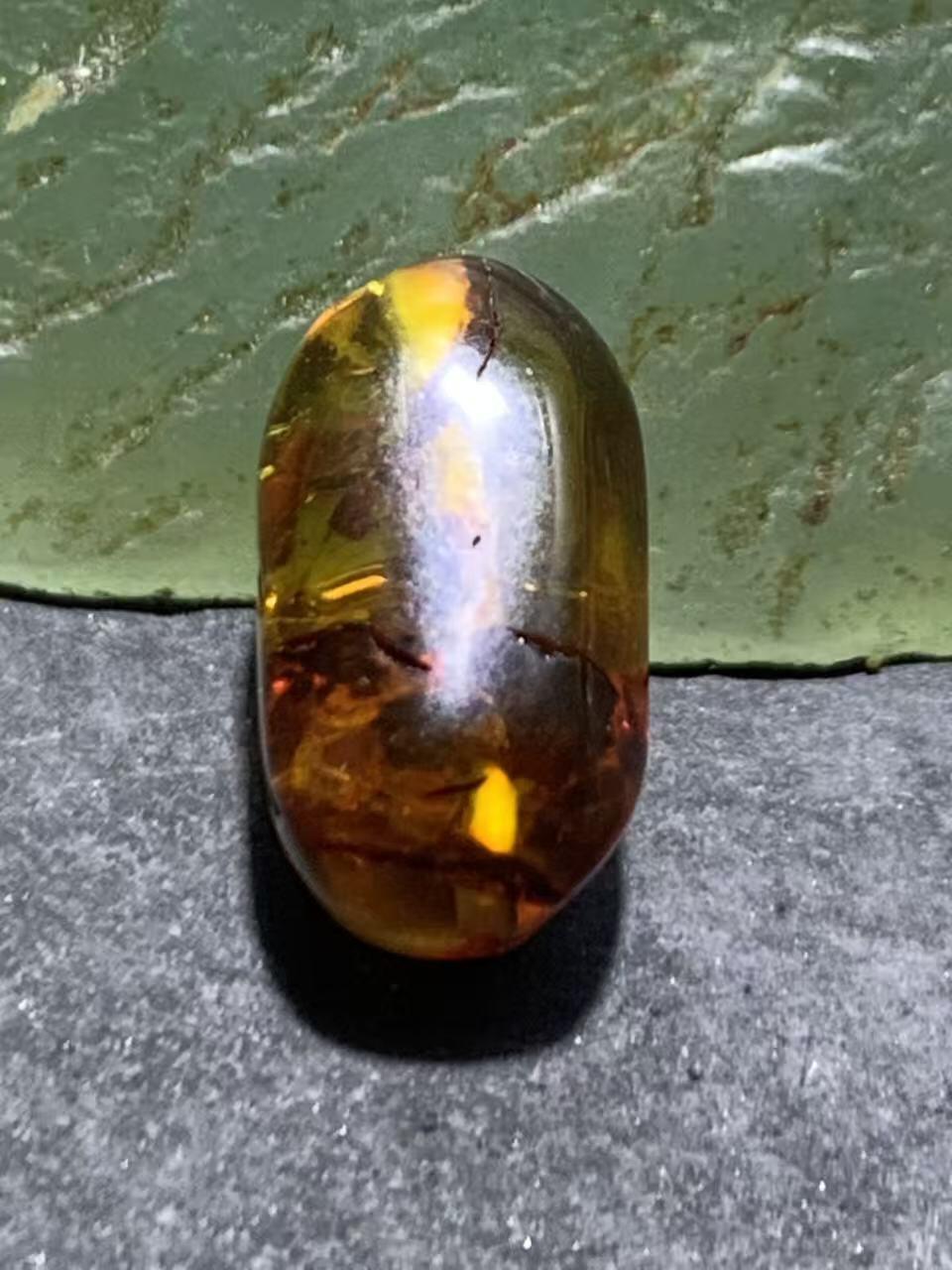 乌克兰花珀通货随形珠一个，