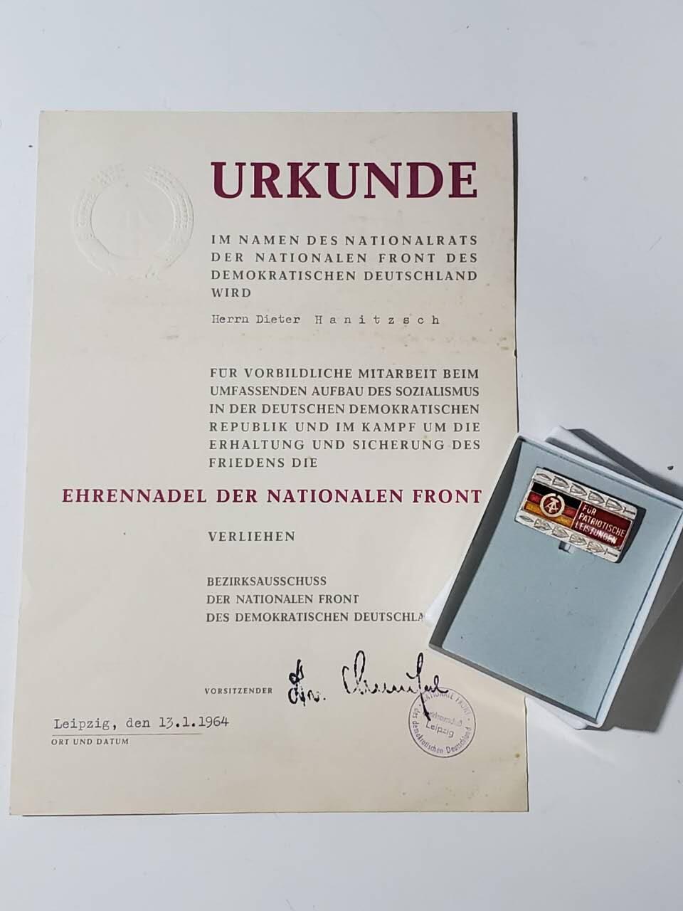 韵星假日军品类拍卖第三十九期暨默多克中校夫妇专场 -- Rimey Holidays Militaria Auction 39 & The Modoks Collection  民主德国国家阵线银级奖章带原盒带证一套 证少见