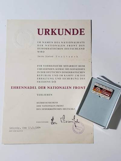 韵星假日军品类拍卖第三十九期暨默多克中校夫妇专场 -- Rimey Holidays Militaria Auction 39 & The Modoks Collection  - 民主德国国家阵线银级奖章带原盒带证一套 证少见