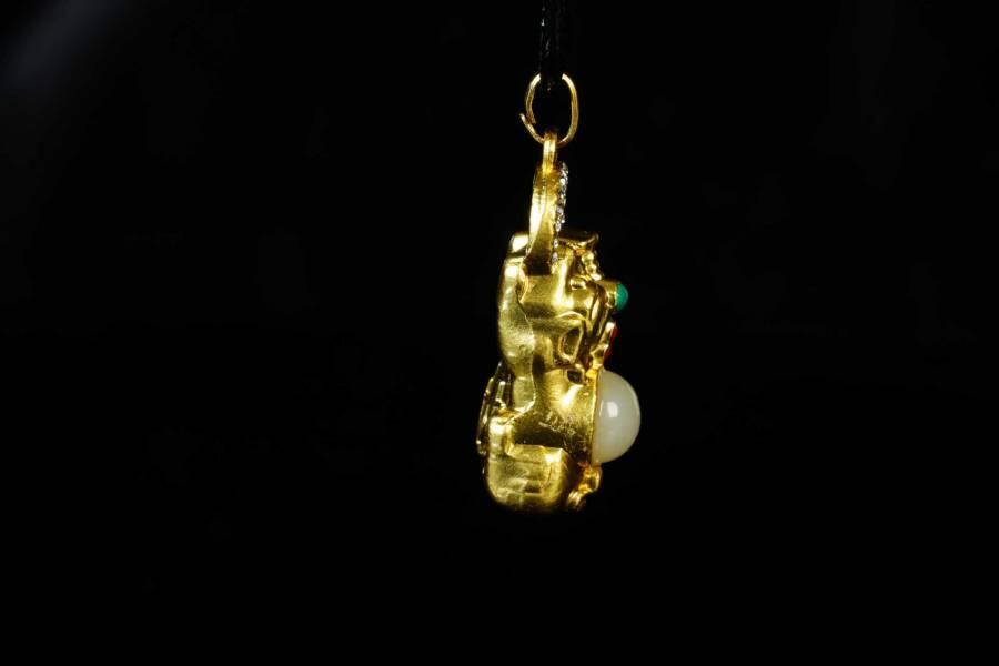 上海都达杂项专场十八（全场包邮） 天然镀金招财貔貅嵌和田玉蛋面挂件 附鉴定证书天然镀金招财貔貅嵌和田玉蛋面挂件 附鉴定证书