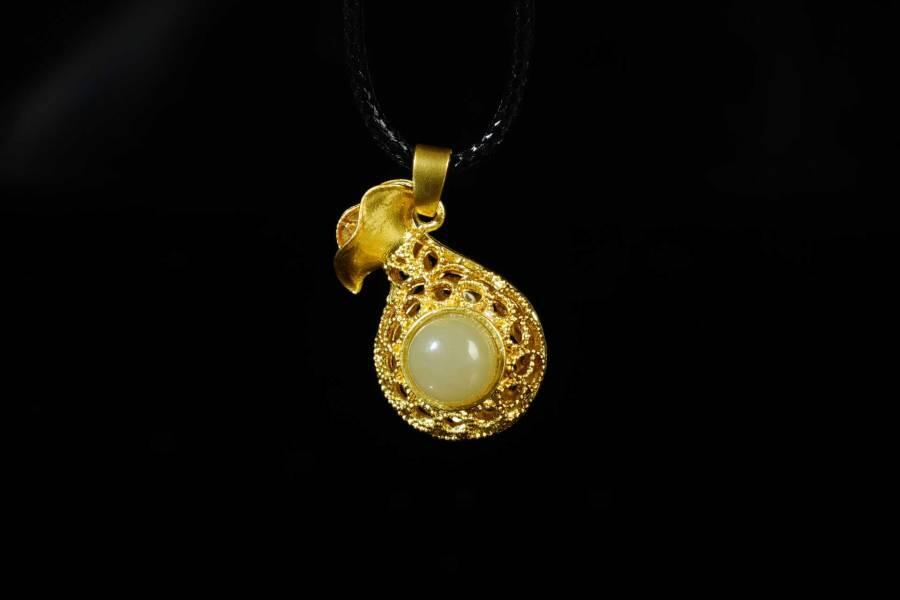 上海都达杂项专场十八（全场包邮） 天然镀金福袋嵌和田玉蛋面挂件 附鉴定证书