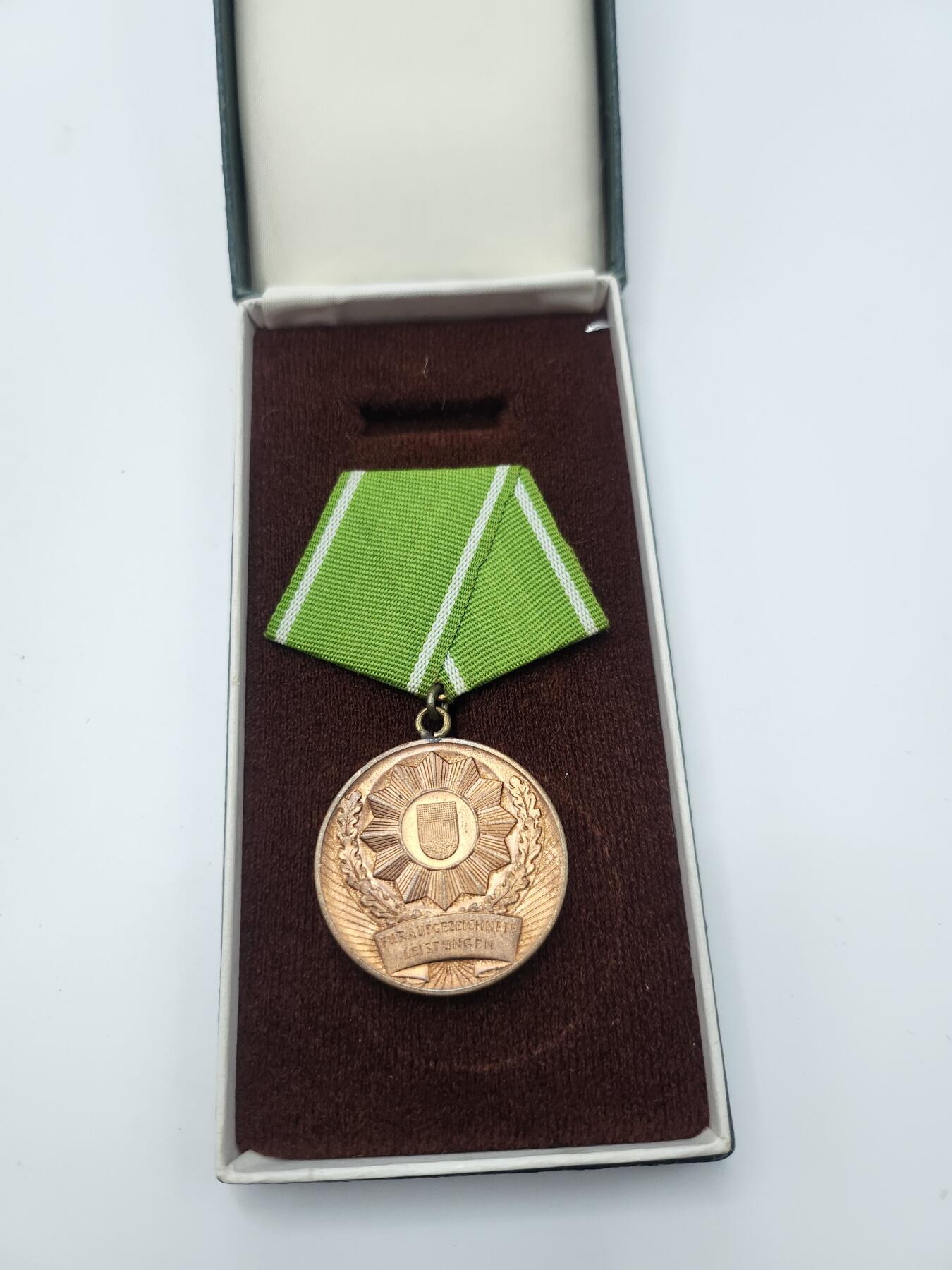 南水社第二次拍卖 民主德国内务部杰出功绩奖章（铜级） 带盒 无略