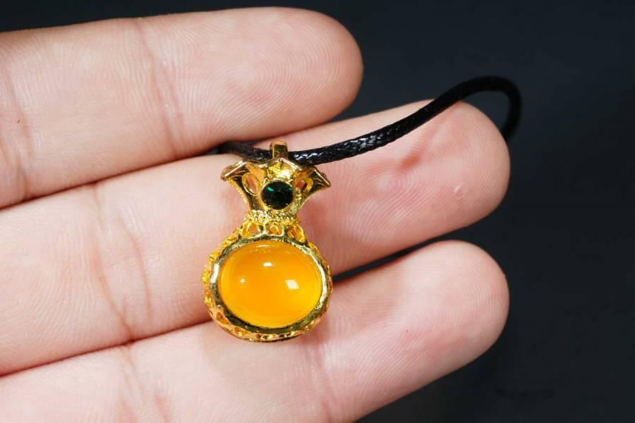 上海都达杂项专场十八（全场包邮） 天然镀金福袋嵌黄玛瑙蛋面挂件 附鉴定证书