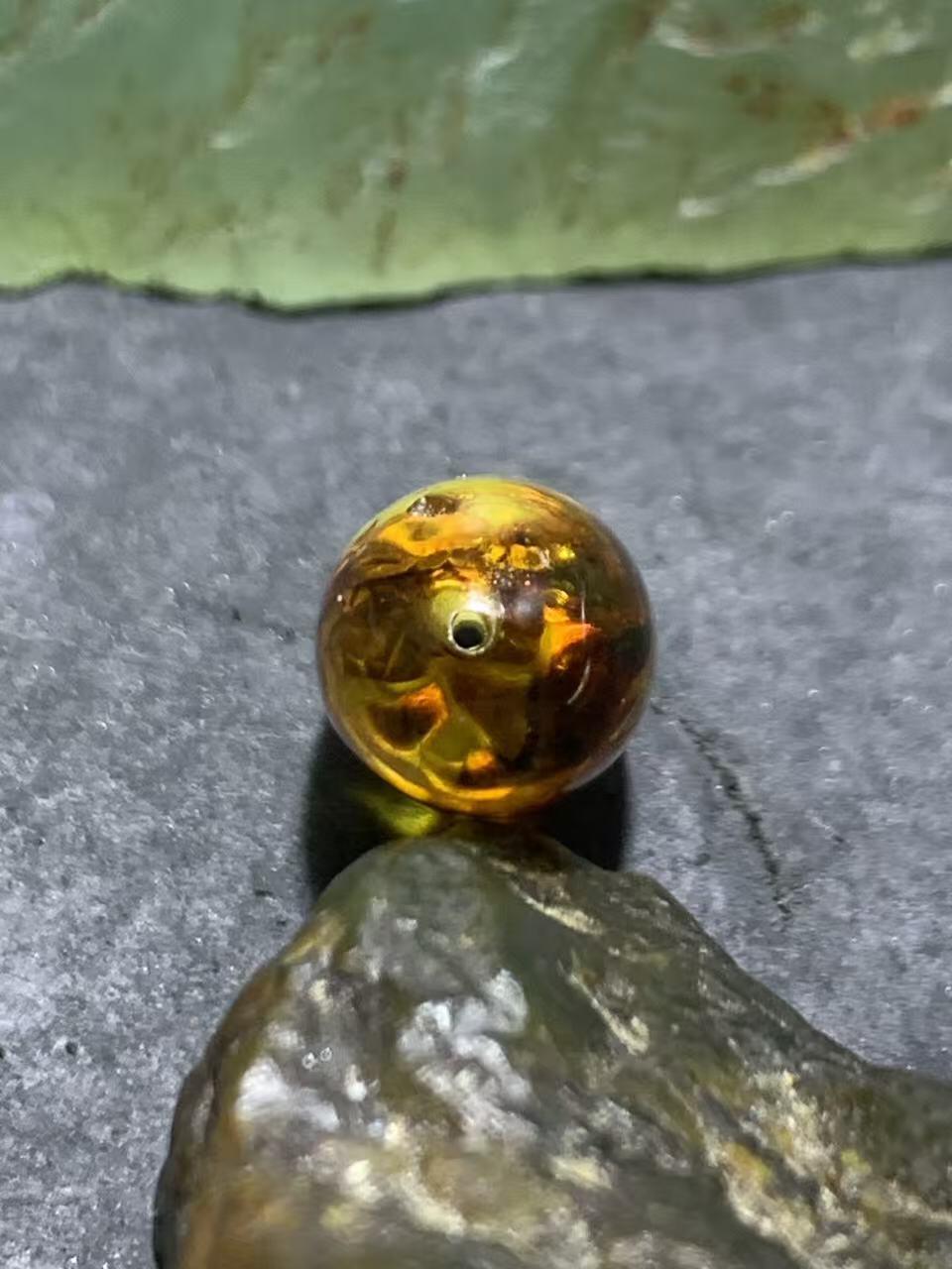 乌克兰花珀通货枣形桶珠一个，