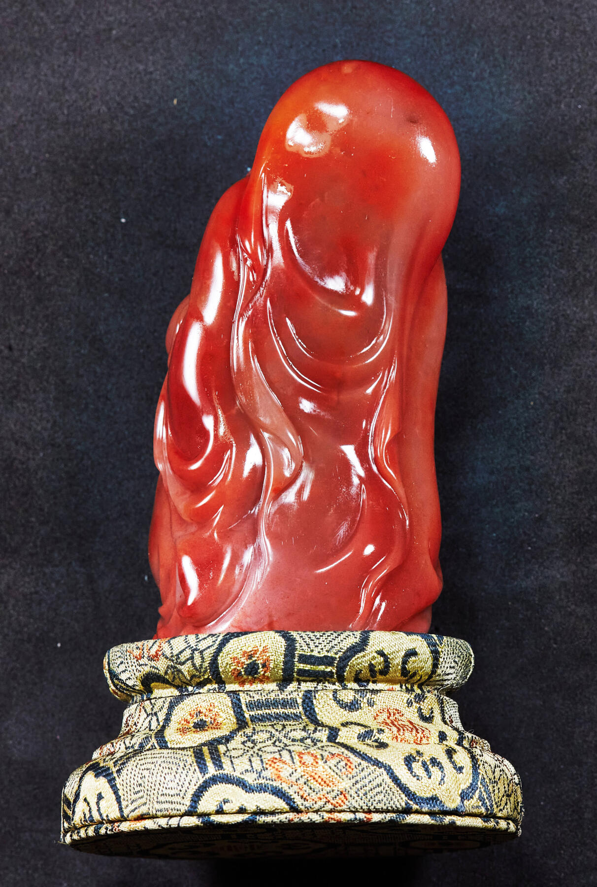 【俄甄集藏】马年新春第一拍 2026年(048)02-25星期三 晚 19:30 全场包邮 精美寿山石天然红芙蓉晶弥勒佛摆件（产地中国福建），高：95mm，厚度：50mm，重量：244.5克，颜色明丽，质地温润如玉，雕工精美，不可多得，带锦盒