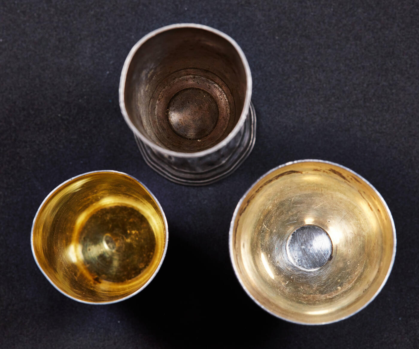 【俄甄集藏】马年新春第一拍 2026年(048)02-25星期三 晚 19:30 全场包邮 沙俄19世纪内镀金古董酒杯3支一组，伏特加杯高：52mm，口径：35mm；高角杯1号高：80mm，口径：30mm；高脚杯2号高：62mm，口径：40mm，总重量：82.39克，84戳记，含银量87.5%，俄系银器戳记为96进制，有磕碰变形