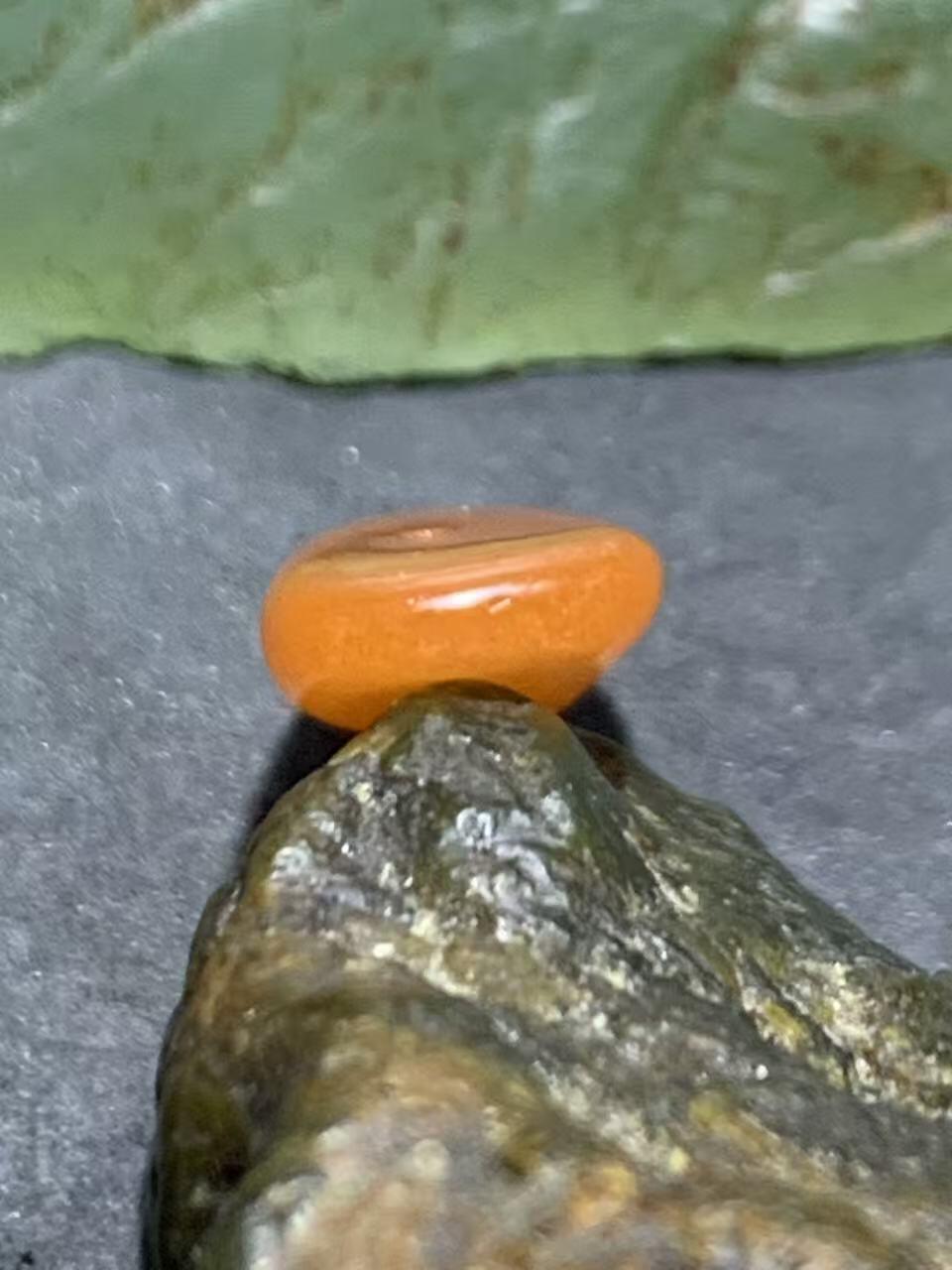 精美川料樱桃红南红玛瑙随形卡子一个，