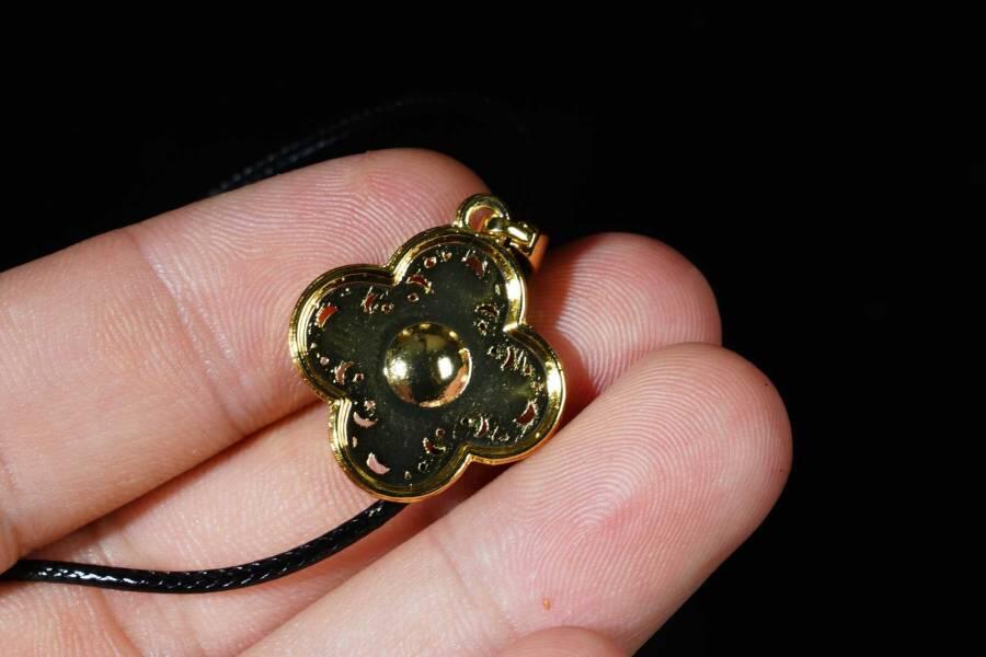 上海都达杂项专场十八（全场包邮） 天然镀金一叶知秋嵌和田玉蛋面挂件 附鉴定证书