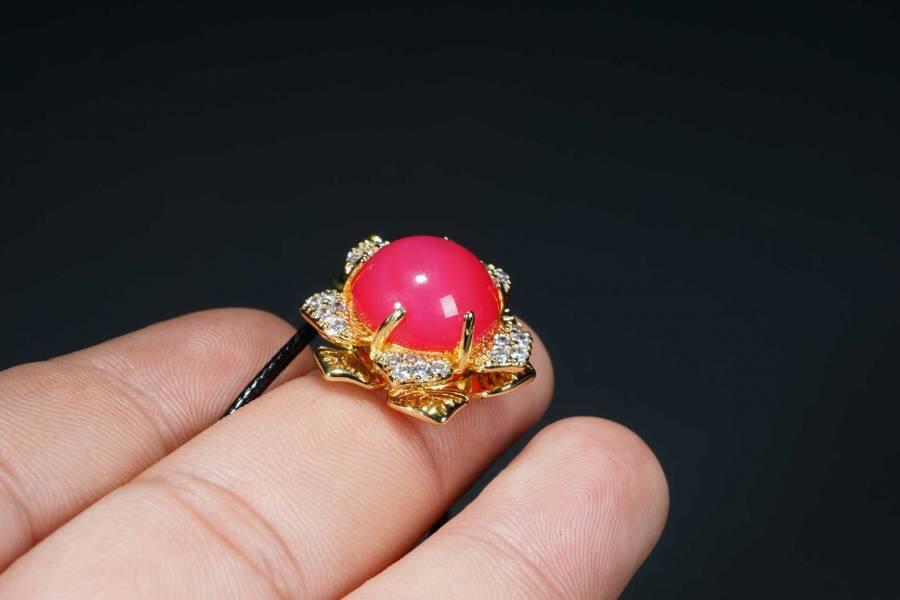 上海都达杂项专场十八（全场包邮） 天然镀金花朵嵌红玛瑙蛋面挂件（可转动）附鉴定证书、