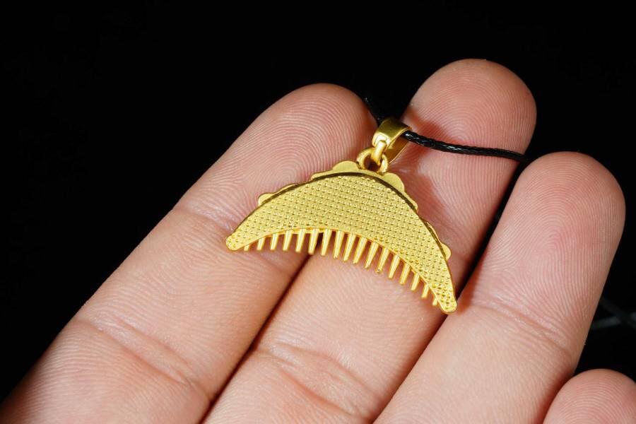 上海都达杂项专场十八（全场包邮） 天然镀金梳子嵌和田玉蛋面挂件 附鉴定证书