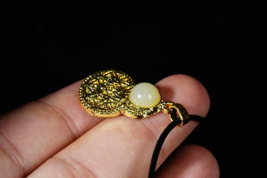 上海都达杂项专场十八（全场包邮） 天然镀金葫芦嵌和田玉蛋面挂件 附鉴定证书