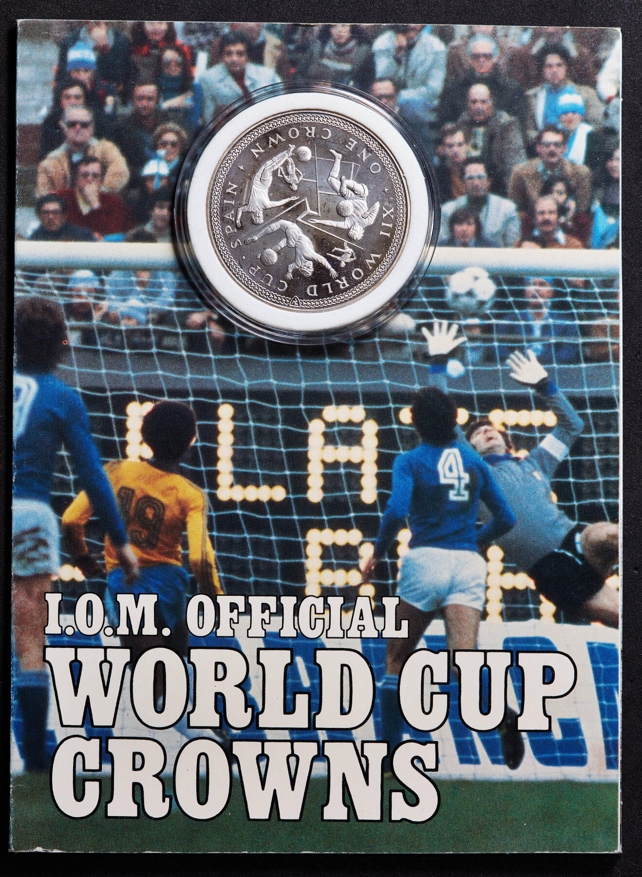 【俄甄集藏】马年新春第一拍 2026年(048)02-25星期三 晚 19:30 全场包邮 英属马恩1982年纪念西班牙世界杯1克朗精制大银币，卡装，重28.28克，925银，发行量15000枚，币有氧化