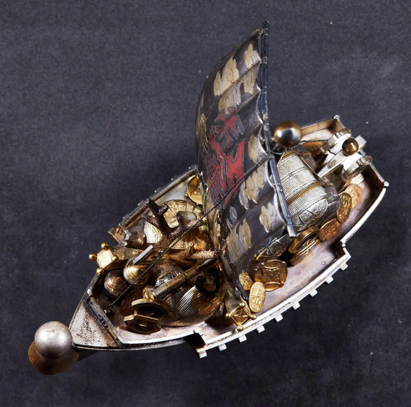 【俄甄集藏】马年新春第一拍 2026年(048)02-25星期三 晚 19:30 全场包邮 日本1960年代武比古名家作品传统银质鎏金宝船摆件，高：150mm，长：165mm，宽：65mm，重量：457.1克，925银，纯手工制作，工艺复杂，全品难得