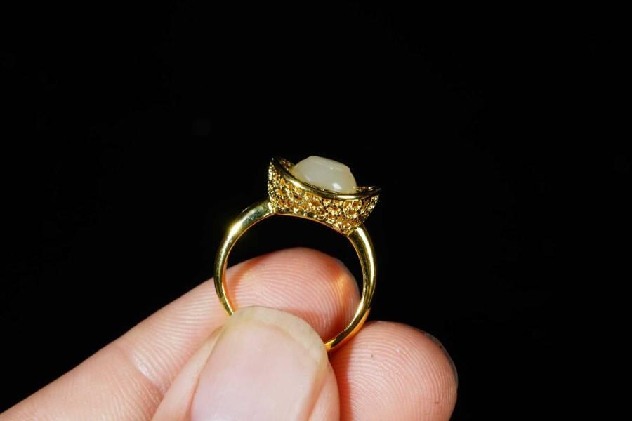 上海都达杂项专场十八（全场包邮） 天然和田玉元宝蛋面戒指 附鉴定证书