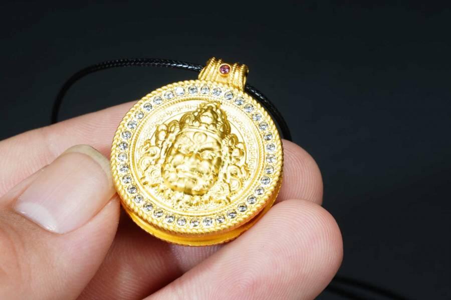 上海都达杂项专场十八（全场包邮） 天然镀金黄财神背嵌绿玛瑙蛋面圆牌挂件 附鉴定证书