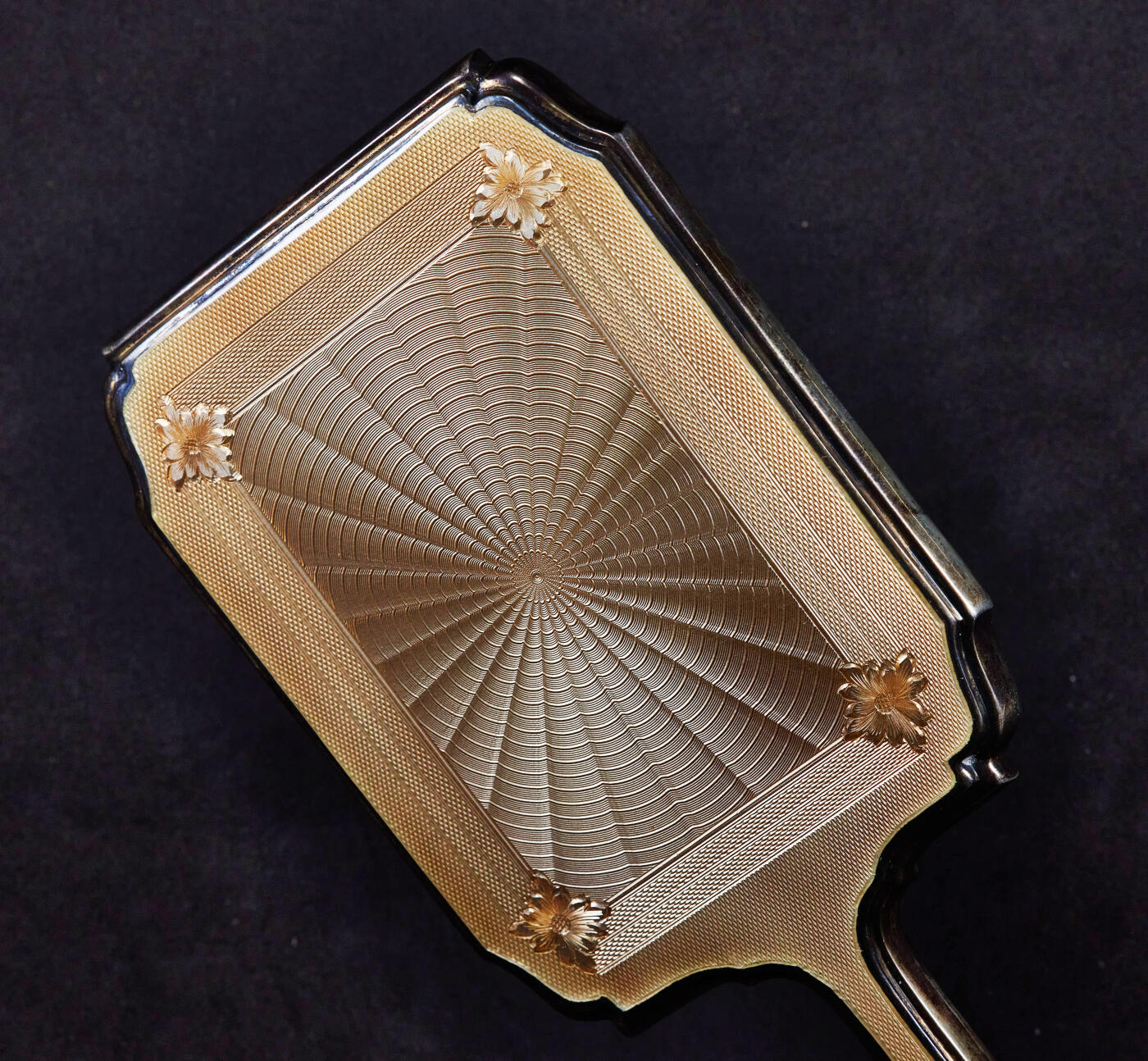 【俄甄集藏】马年新春第一拍 2026年(048)02-25星期三 晚 19:30 全场包邮 英国伦敦1936年Mappin & Webb（马平&韦伯）顶级珠宝制造商（劳力士手表特许经销商）出品，银质珐琅镶嵌古董毛刷、梳妆镜居家三件套，梳妆镜高：272mm，宽：100mm；长柄刷长：235mm，宽：70mm；无柄刷长：158mm，宽：37mm，总重量：509克，925银，设计精美，保存完好