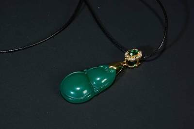 上海都达杂项专场十八（全场包邮） - 天然绿玛瑙福豆挂件 附鉴定证书