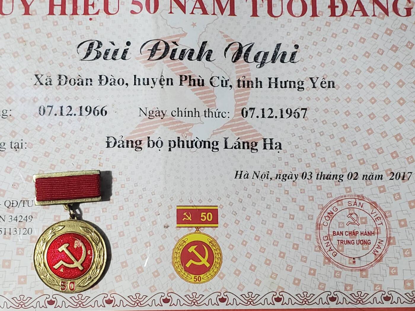 韵星假日军品类拍卖第三十九期暨默多克中校夫妇专场 -- Rimey Holidays Militaria Auction 39 & The Modoks Collection  越南社会主义共和国老干部裴廷宜光荣在党五十年奖章带大证书（带框） 证书少见原配框 奖章为早期铜珐琅版本 品相好