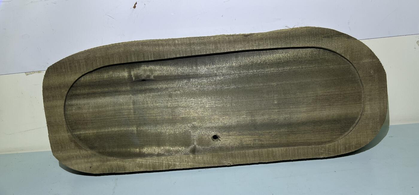 零元拍：NO.40爆满金丝乌木金丝楠 茶盘无需打磨就已经金光闪闪。满金丝药香，尺寸约：40.5/15.5/4CM。底部裂纹等木料干燥后再进行修整打磨。