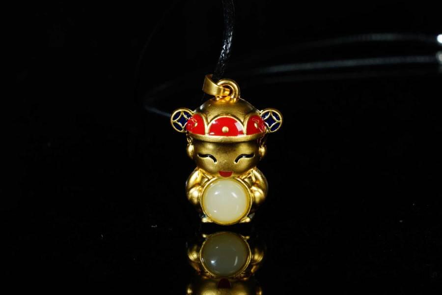 上海都达杂项专场十八（全场包邮） 天然镀金财神爷嵌和田玉蛋面挂件 附鉴定证书