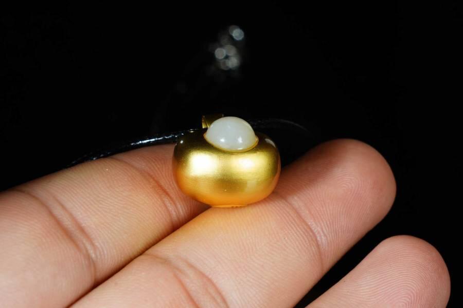 上海都达杂项专场十八（全场包邮） 天然镀金小胖福嵌和田玉蛋面挂件 附鉴定证书