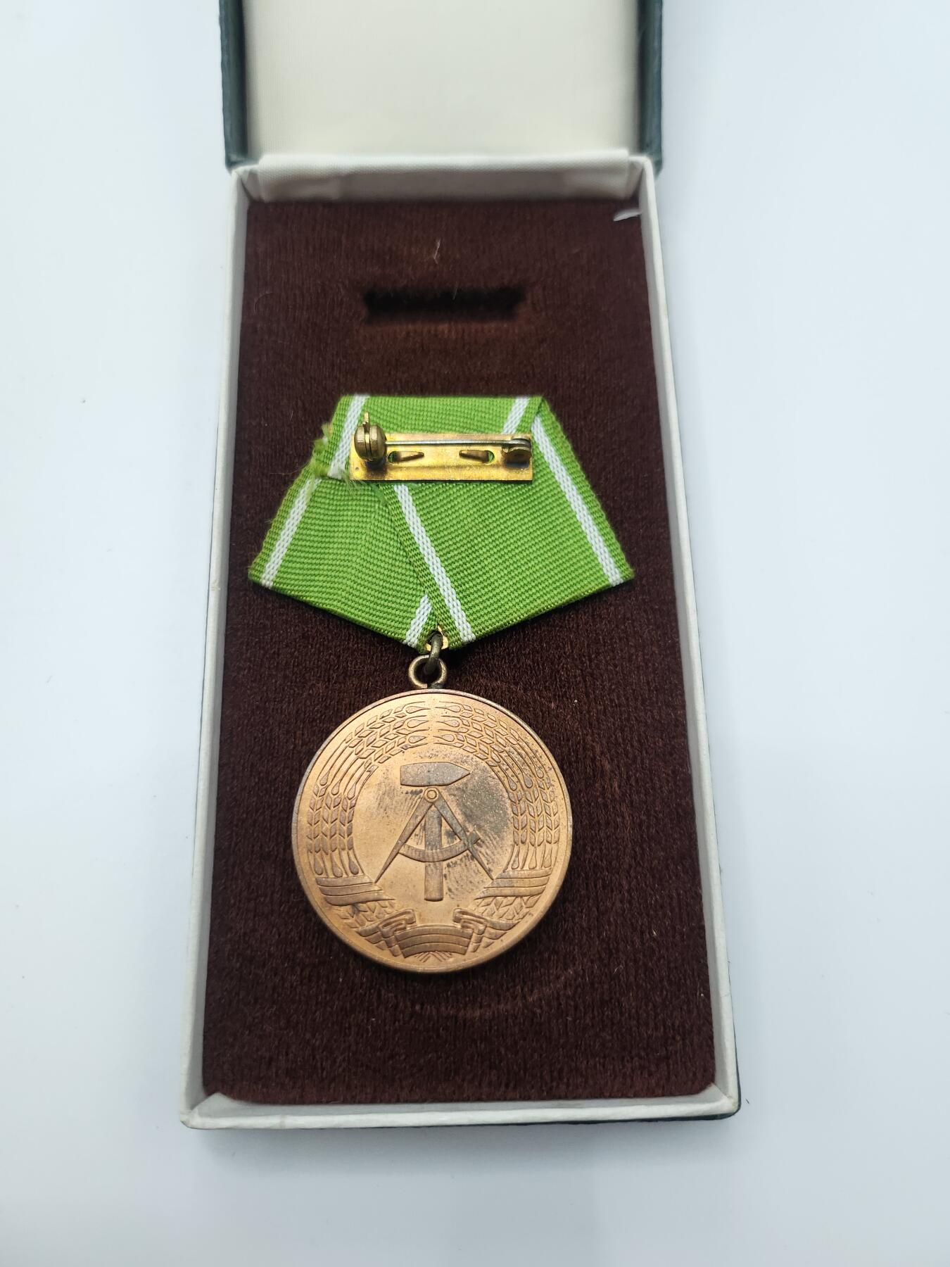 南水社第二次拍卖 民主德国内务部杰出功绩奖章（铜级） 带盒 无略