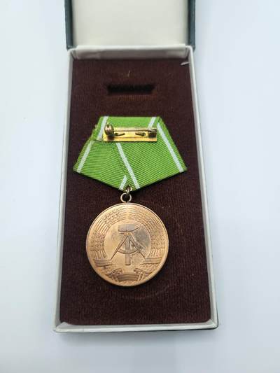 南水社第二次拍卖 民主德国内务部杰出功绩奖章（铜级） 带盒 无略