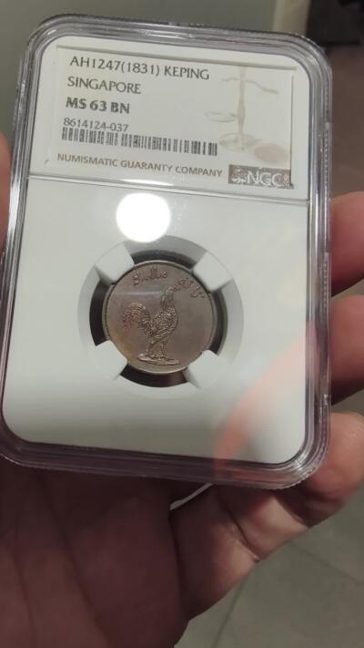 修遠堂世界钱币第103期 NGC MS63BN 1831年新加坡商人发行1 KEPING斗鸡代用铜币，SBP同分成交价1080美金
