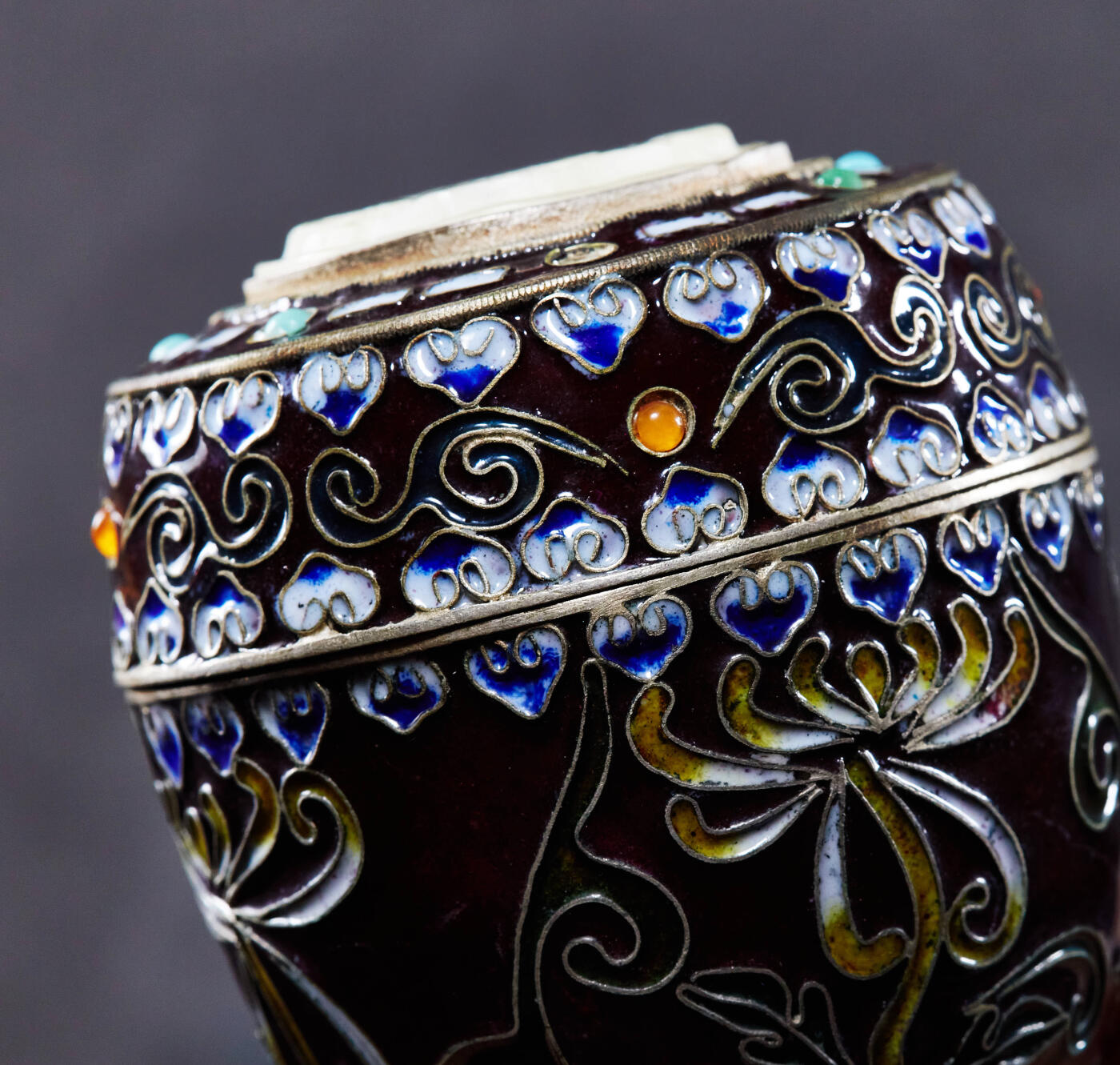 【俄甄集藏】马年新春第一拍 2026年(048)02-25星期三 晚 19:30 全场包邮 日本大正时期仿中国清代珐琅彩和田玉镶嵌银胎古董茶叶罐，高：72mm，宽：68mm，重量：159.41克