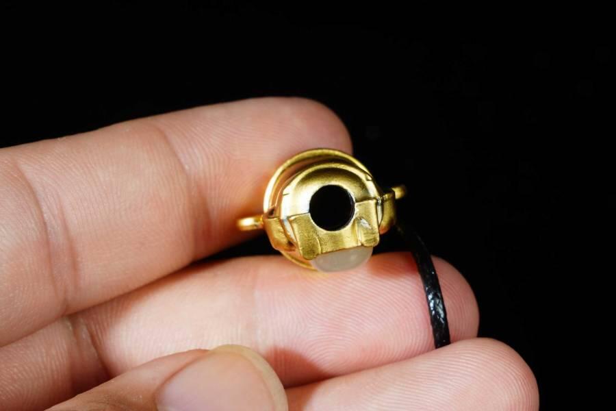 上海都达杂项专场十八（全场包邮） 天然镀金财神爷嵌和田玉蛋面挂件 附鉴定证书