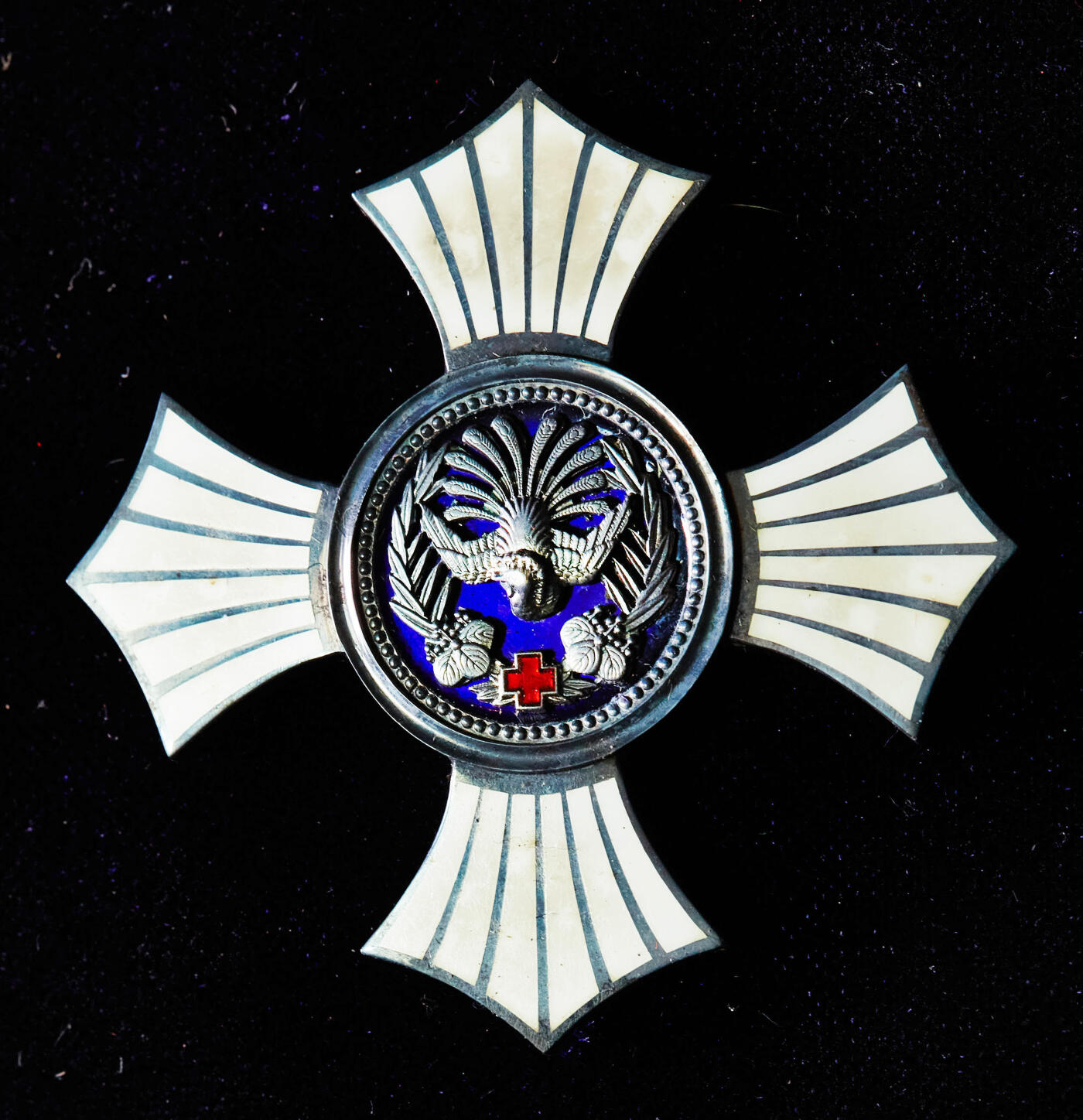 【俄甄集藏】马年新春第一拍 2026年(048)02-25星期三 晚 19:30 全场包邮 日本战后授予女性赤十字社有功章，银质珐琅，原盒表彰框，章体尺寸：45mm×45mm，999银，保存完好