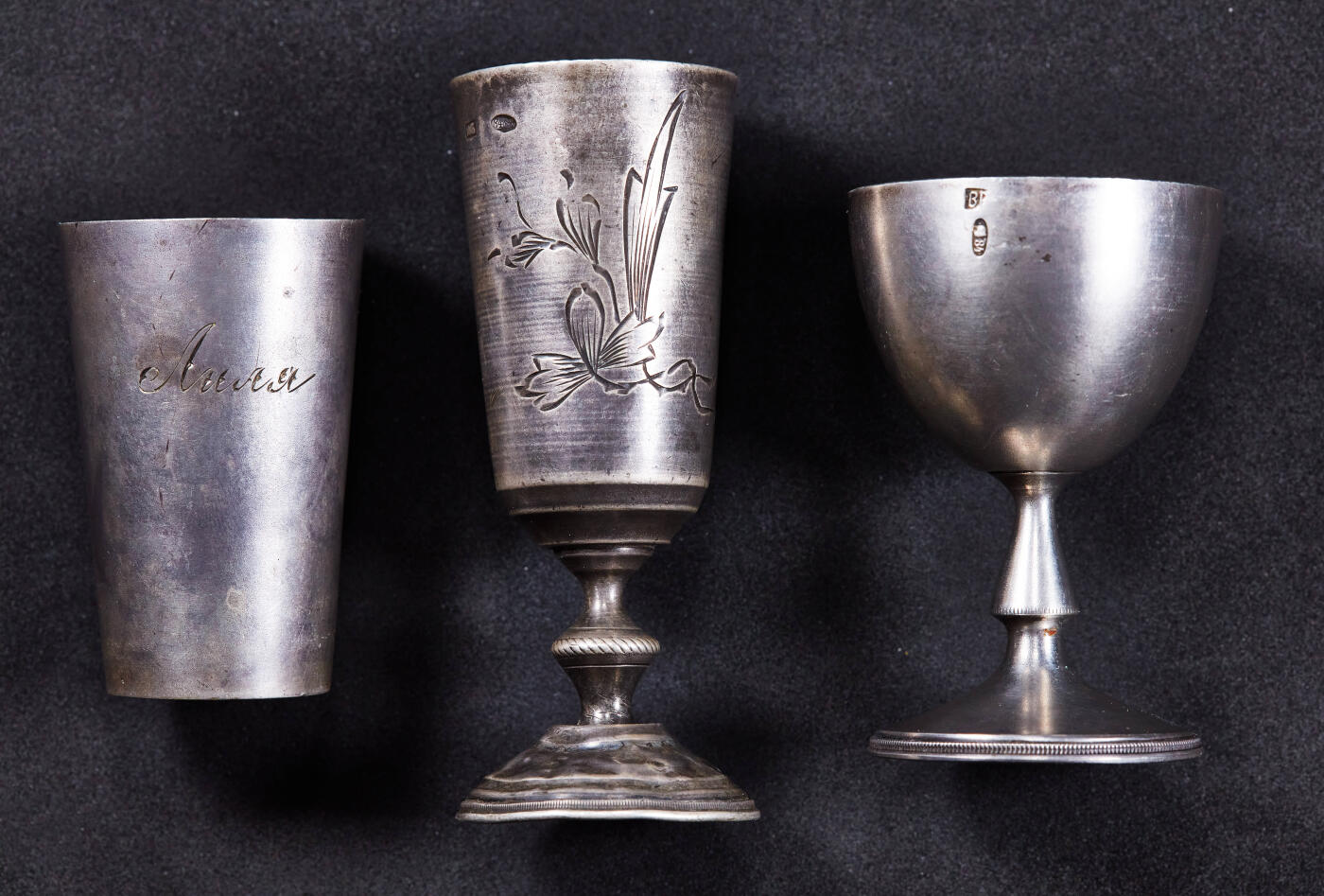 【俄甄集藏】马年新春第一拍 2026年(048)02-25星期三 晚 19:30 全场包邮 沙俄19世纪内镀金古董酒杯3支一组，伏特加杯高：52mm，口径：35mm；高角杯1号高：80mm，口径：30mm；高脚杯2号高：62mm，口径：40mm，总重量：82.39克，84戳记，含银量87.5%，俄系银器戳记为96进制，有磕碰变形