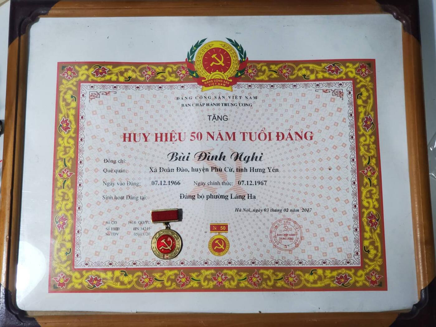 韵星假日军品类拍卖第三十九期暨默多克中校夫妇专场 -- Rimey Holidays Militaria Auction 39 & The Modoks Collection  越南社会主义共和国老干部裴廷宜光荣在党五十年奖章带大证书（带框） 证书少见原配框 奖章为早期铜珐琅版本 品相好