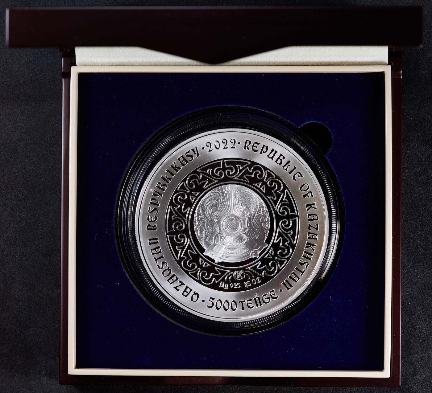 【俄甄集藏】马年新春第一拍 2026年(048)02-25星期三 晚 19:30 全场包邮 哈萨克斯坦2022年游牧民族宝藏-布尔库特狩猎金雕5000坚戈25盎司镶金、钻石精制超大银币，原盒证，银重777.5克，含银量925；金重0.1克，999金；钻石直径：2mm，发行量500枚，设计精美