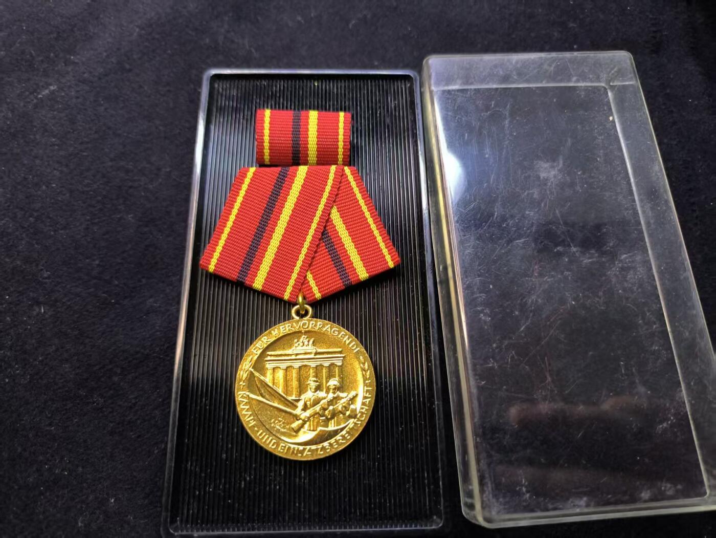（店主清仓 大量自藏 制服徽章盛宴）罗岚⭐爱藏⭐甄选专拍第五场-分享拍场赚佣（实体经营） 民主德国工战队金级功绩奖章带盒略全套 镀金完美
